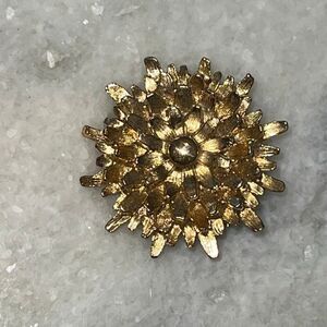 Gerry’s Vintage Gold Toned Aster Flower Jewelry Pin Stamped Signed Brooch